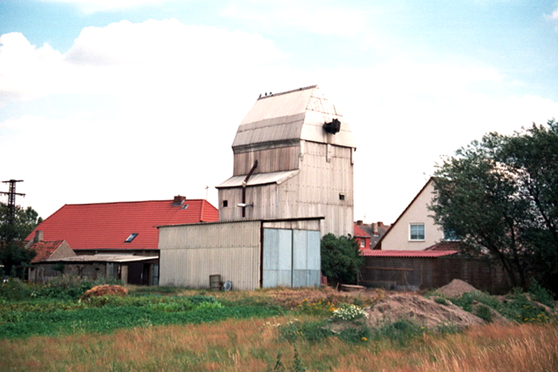 Alte mit Blech verkleidete Bockwindmühle